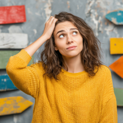 Personne travaillant sur ordinateur et communiquant avec un client dans le cadre d’un métier de la relation client à distance.